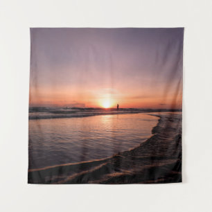 Tapiz La puesta de sol en la playa es de luz oscura y fu