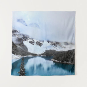 TAPIZ LAGO CERCA DE NIEVE MONTAÑA CUBIERTA DURANTE EL DÍ