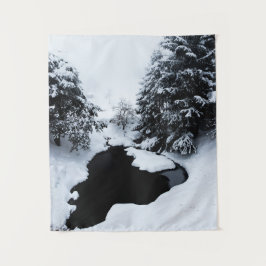 Tapiz Laguna de nieve y árboles desapareciendo en niebla