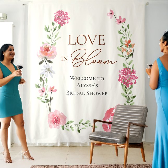 Tapiz Letrero de bienvenida para la fiesta de shower flo (Customizable Love in Bloom Bridal shower floral Spring photo backdrop tapestry sign.)