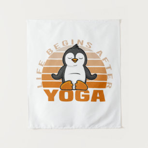 Tapiz Lindo y divertido pingüino haciendo yoga. divertid