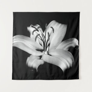 Tapiz Lirio plateado: Elegancia floral monocroma.