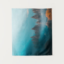 Tapiz Luminosa luz en el bosque nebuloso del otoño