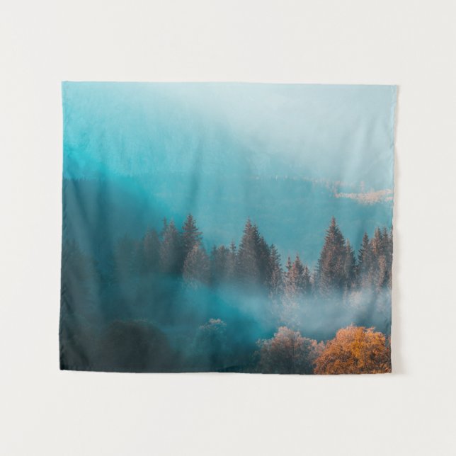 Tapiz Luminosa luz en el bosque nebuloso del otoño (Anverso (horizontal))