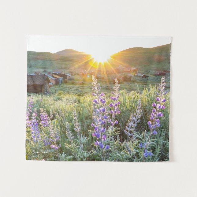 Tapiz Lupines del pueblo fantasma de Bodie en la puesta (Anverso (horizontal))