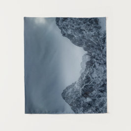 Tapiz Luz solar y nubes oscuras sobre montañas nevadas