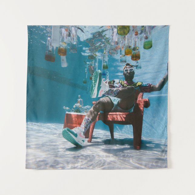 Tapiz Man sitting on chair underwater with floating bott (Anverso)