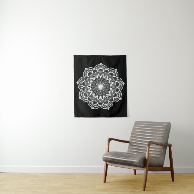 Tapiz Mandala Blanco sobre Fondo Negro (In situ)