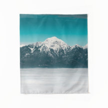 Mar de niebla bajo la montaña