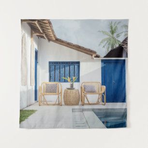 Tapiz Mesas de mimbre y dos sillas cerca de la piscina