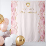Tapiz Moda Agate de Oro Rosado Bat Mitzvah Personalizado<br><div class="desc">La agate de moda rosa y oro decora el lado de este elegante ambiente fiesta Bat Mitzvah. El nombre de su hija está escrito en un hermoso guión formal bajo la Estrella de David. Un tapiz perfecto para una elegante familia judía que celebra que un chica sea llamado a la...</div>