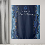Tapiz Moda Bat Mitzvah Fiesta Navy Blue Gold Photo Booth<br><div class="desc">Elegante ágata azul marino y oro decora el lado de este moderno tapiz de fotos del fiesta Bat Mitzvah. El nombre de su hija está escrito en un hermoso guión formal bajo la Estrella de David. Perfecto para una moda, elegante familia judía celebrando que su hija fuera llamada a la...</div>