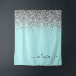 Tapiz Monograma del Purpurina plateado Verde azulado azu<br><div class="desc">Aqua Blue - Nombre del Monograma y Tapiz Inicial del Purpurina de la Espuma Verde azulada y Plata. Esto hace que el dulce perfecto cumpleaños 16, boda, ducha de novia, aniversario, ducha de bebé o fiesta de soltera sea regalo para alguien que ama el lujo glam y los estilos de...</div>