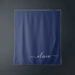 Tapiz Monograma moderno azul y blanco de la Marina<br><div class="desc">Presentamos nuestra colección de Monogramas Moderno Azul y Blanco de la Marina: Eleva tu decoración de casa con nuestra sofisticada colección con un diseño contemporáneo de color azul marino y blanco. Cada una de las piezas está meticulosamente diseñada para exudar elegancia y estilo, perfecto para añadir un toque de modernidad...</div>
