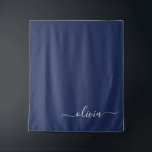 Tapiz Monograma moderno azul y blanco de la Marina<br><div class="desc">Presentamos nuestra colección de Monogramas Moderno Azul y Blanco de la Marina: Eleva tu decoración de casa con nuestra sofisticada colección con un diseño contemporáneo de color azul marino y blanco. Cada una de las piezas está meticulosamente diseñada para exudar elegancia y estilo, perfecto para añadir un toque de modernidad...</div>