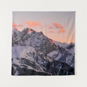 TAPIZ MONTAÑA CUBIERTA DE NIEVE BAJO CIELO DE COLOR DURA