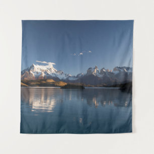 TAPIZ MONTAÑA CUBIERTA DE NIEVE EN FOTOGRAFÍA REFLECTIVA