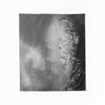 Montañas blancas y negras en las nubes