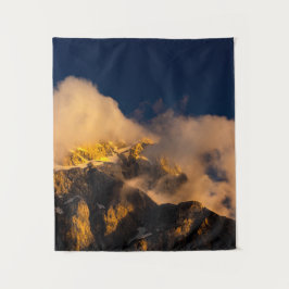 Tapiz Montañas iluminadas por el sol cubiertas de nubes