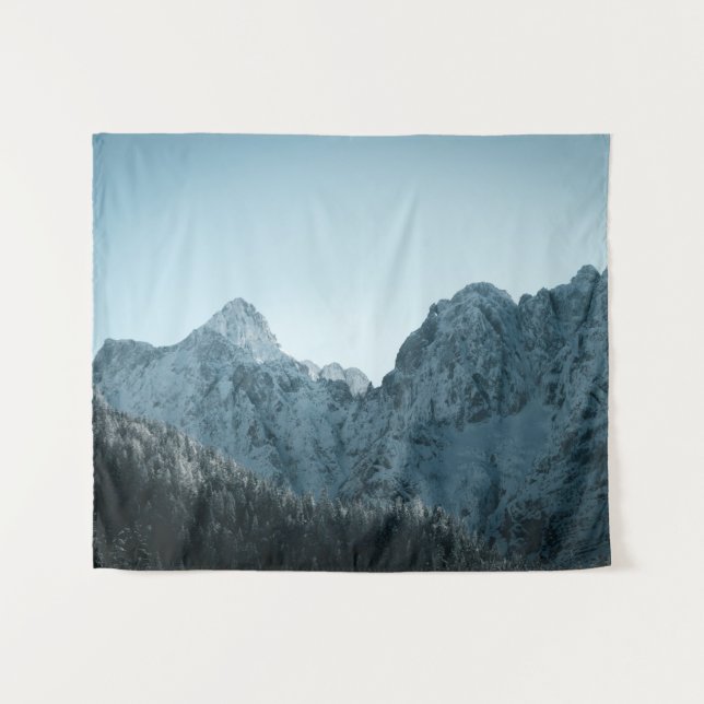 Tapiz Montañas impresionantes y bosque de abetos (Anverso (horizontal))