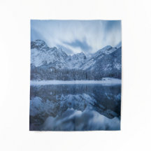 Montañas majestuosas reflejo Lago Fusine, Italia