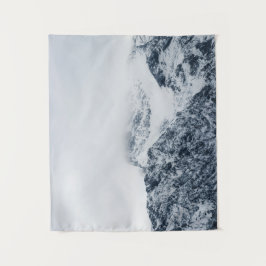 Tapiz Montañas nevadas impresionantes cubiertas de nubes