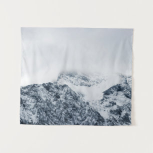 Tapiz Montañas nevadas impresionantes cubiertas de nubes