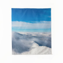 Montañas que emergen de las nubes