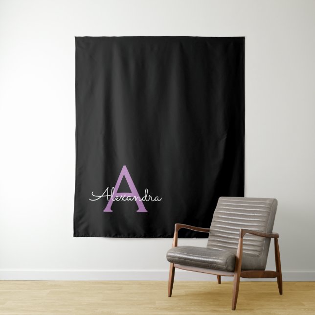 Tapiz Morado Black Script Girly Monograma Nombre (In situ)