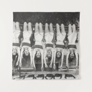 Tapiz Mostrar chicas en bares de monos, diseño juguetón.