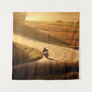 Tapiz Motocicleta en la carretera del campo en otoño. 