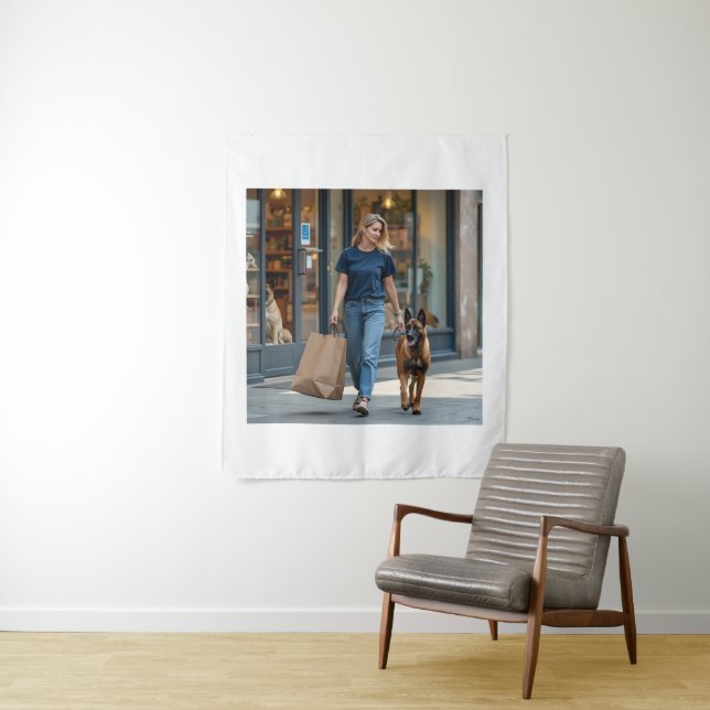 Tapiz Mujer con camiseta de cuello redondo azul oscuro (In situ)