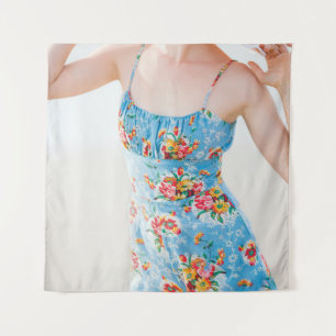 Tapiz Mujer con enterizos de flores azules y gorra marró