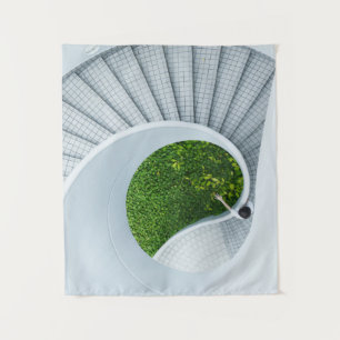 Tapiz Mujer de pie en escalera de caracol