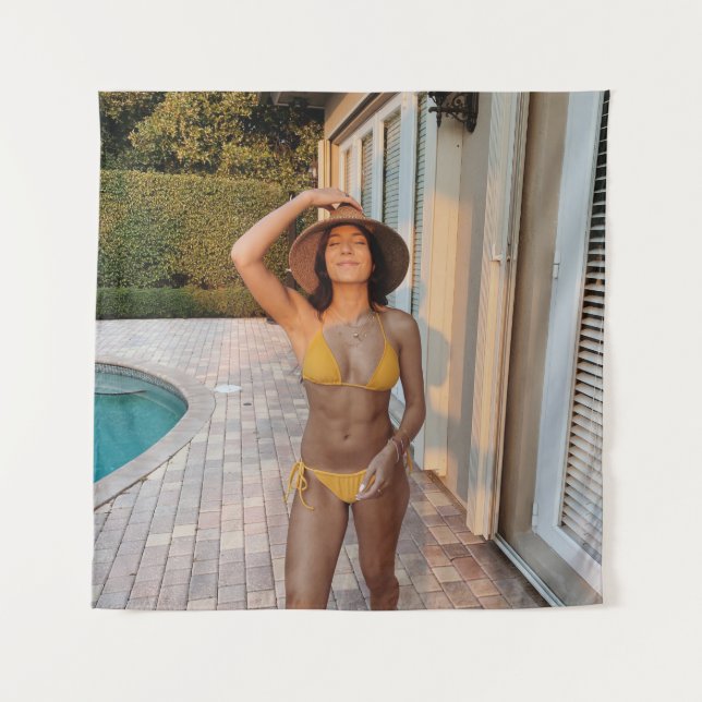 Tapiz Mujer en bikini amarillo de pie sobre fondo de lad (Anverso)