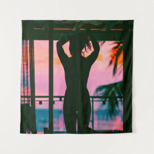 Tapiz Mujer en el tanque negro y pantalones de pie en ne