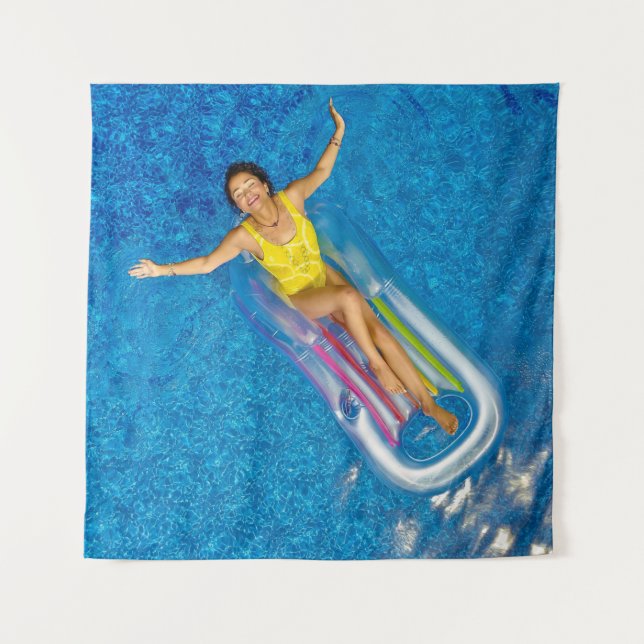 Tapiz Mujer montada en una boya flotante de plástico en  (Anverso)