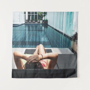 Tapiz Mujer sentada en el salón de chaise marrón