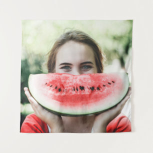 Tapiz Mujer sosteniendo sandía en rodajas