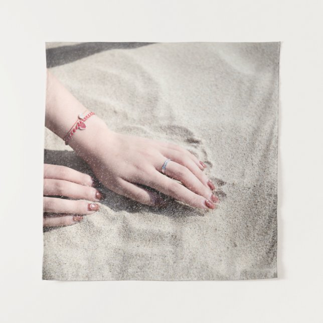 Tapiz Mujer tendida sobre arena blanca (Anverso)