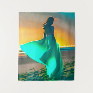 Tapiz Mujeres de azul turquesa en una playa nocturna
