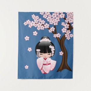 Tapiz Muñeca Kokeshi Kawaii de Kimono Rosa sobre Azul