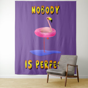Tapiz Nadie es perfecto - flamingo con anillo de natació
