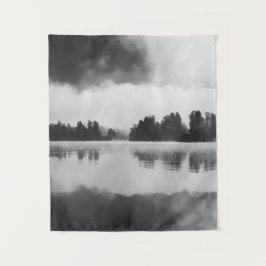 Tapiz Niebla matutina sobre el lago en blanco y negro