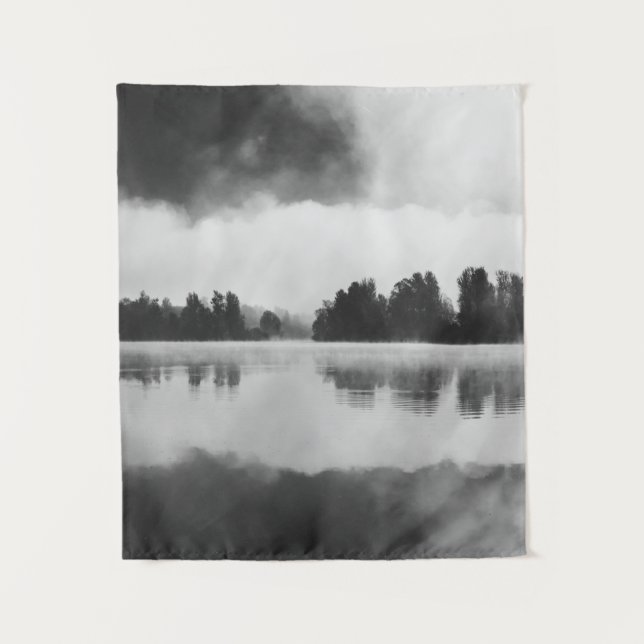 Tapiz Niebla matutina sobre el lago en blanco y negro (Anverso)