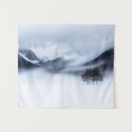 Tapiz Niebla, montañas y árbol solitario en invierno