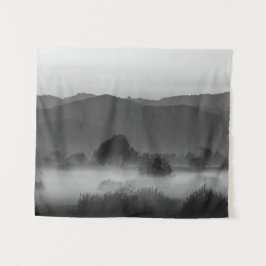Tapiz Niebla que atraviesa el valle en blanco y negro