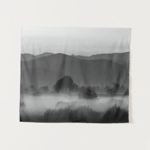 Tapiz Niebla que atraviesa el valle en blanco y negro