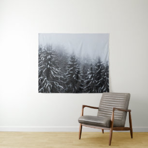 Tapiz Niebla sobre bosque de abetos cubierto de nieve en