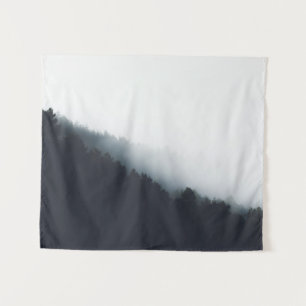 Tapiz Niebla sobre capas diagonales del bosque